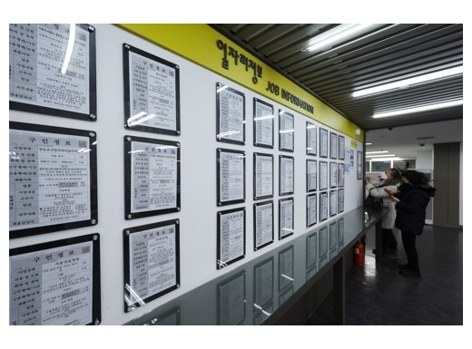 “40대가 줄어든다”…인구 감소에 취업자도 6만명 넘게…