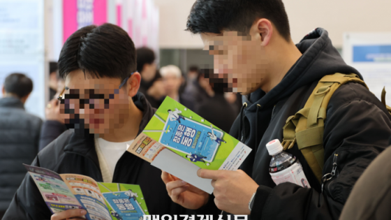 “엄빠 먼저 일하러 갈게~”…일자리 38만개 늘었는데 20대만 ‘뚝’